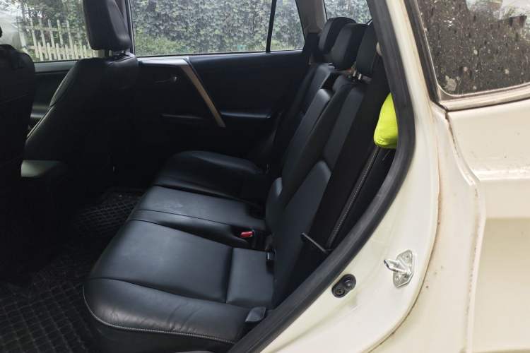 Used Toyota RAV4 2016 2.0L CVT Two-Wheel Drive Smart Edition China V Standard Left Rear Seat