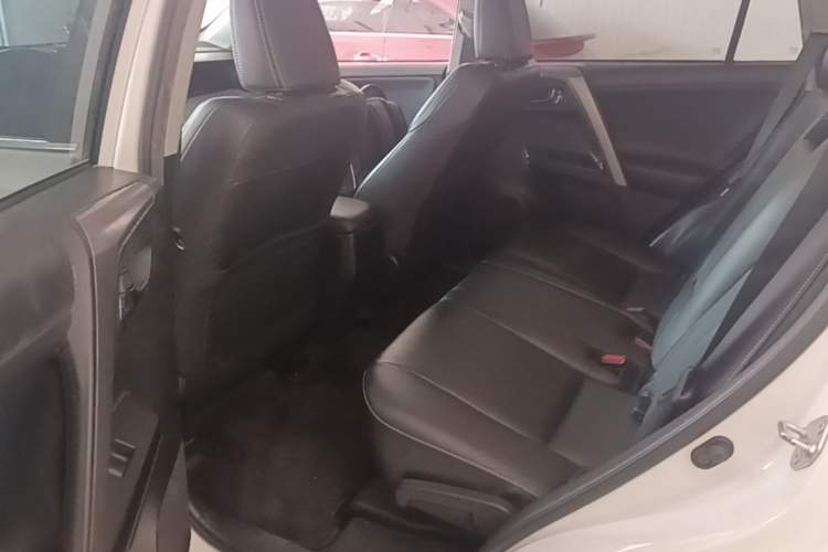Used Toyota RAV4 2016 2.0L CVT Two-Wheel Drive Smart Edition China V Standard Left Rear Seat