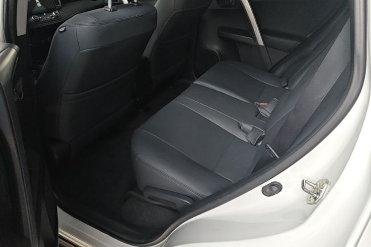 Used Toyota RAV4 2016 2.0L CVT Two-Wheel Drive Fashion Edition China V Standard Left Rear Seat