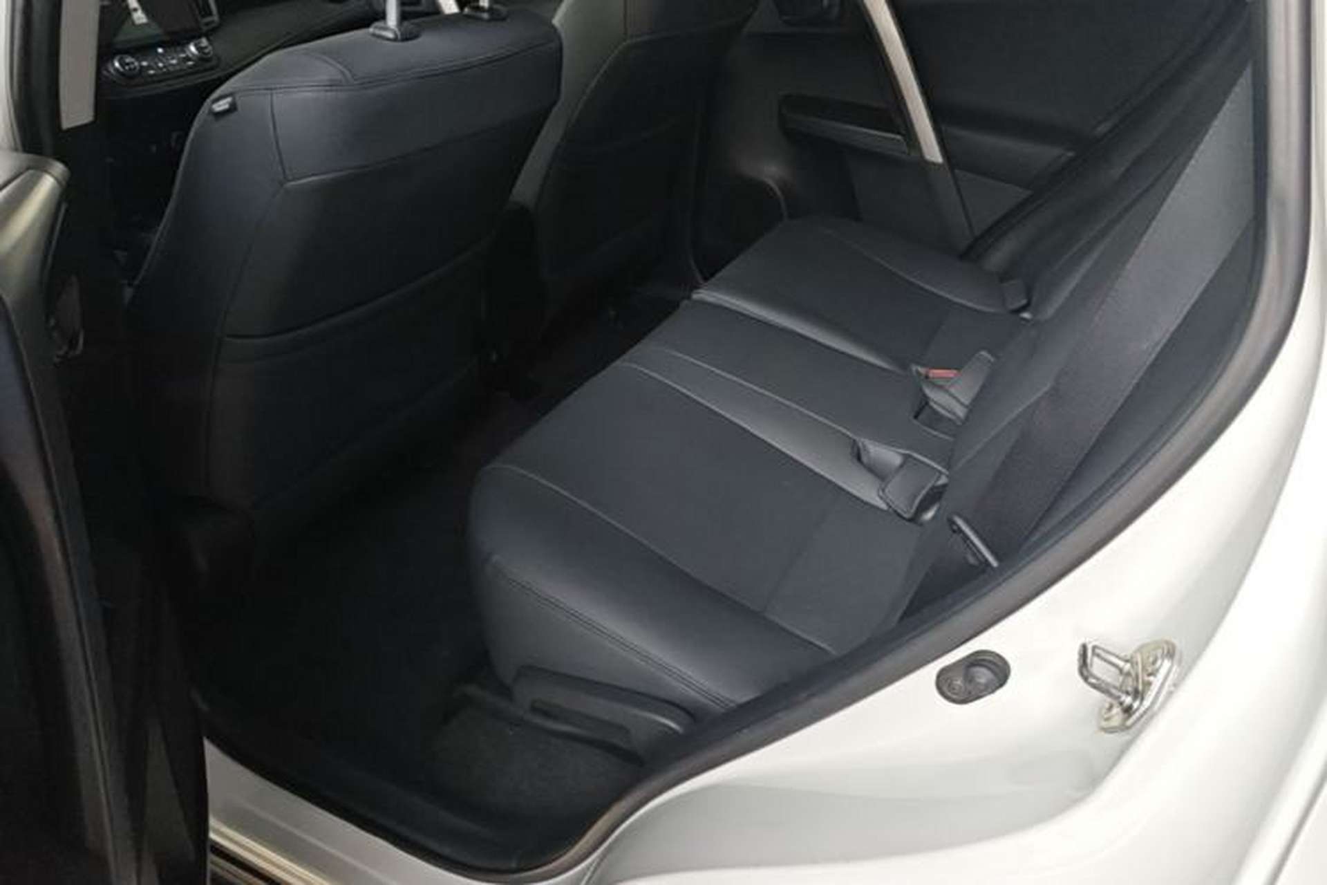 Used Toyota RAV4 2016 2.0L CVT Two-Wheel Drive Fashion Edition China V Standard Left Rear Seat