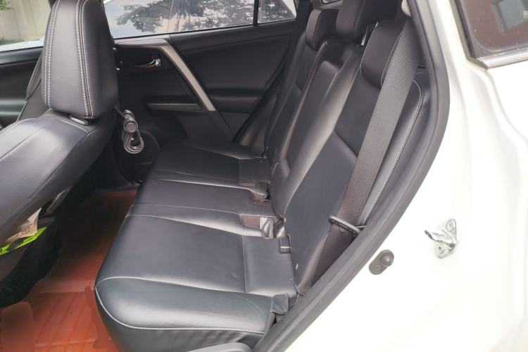 Used Toyota RAV4 2016 2.0L CVT Two-Wheel Drive Smart Edition China V Standard Left Rear Seat