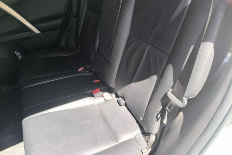 Used Toyota RAV4 2016 2.0L CVT Two-Wheel Drive Smart Edition China V Standard Left Rear Seat