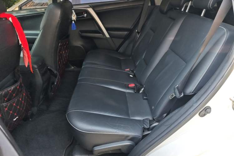 Used Toyota RAV4 2016 2.0L CVT Two-Wheel Drive Smart Edition China V Standard Left Rear Seat