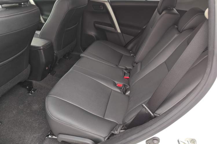 Used Toyota RAV4 2016 2.0L CVT Two-Wheel Drive Fashion Edition China V Standard Left Rear Seat