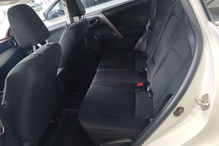 Used Toyota RAV4 2016 2.0L CVT Two-Wheel Drive Fashion Edition China V Standard Left Rear Seat
