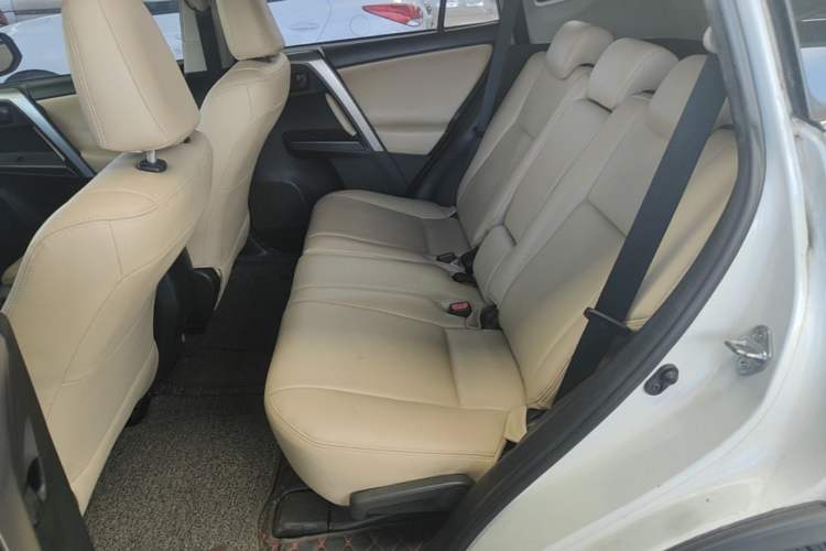 Used Toyota RAV4 2016 2.0L CVT Two-Wheel Drive Fashion Edition China V Standard Left Rear Seat