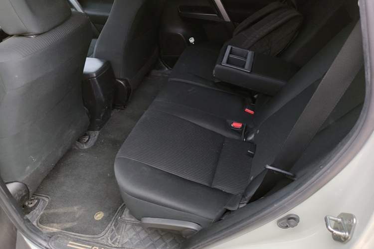 Used Toyota RAV4 2016 2.0L CVT Two-Wheel Drive Fashion Edition China V Standard Left Rear Seat
