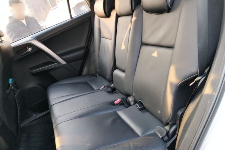 Used Toyota RAV4 2016 2.0L CVT Two-Wheel Drive Smart Edition China V Standard Left Rear Seat
