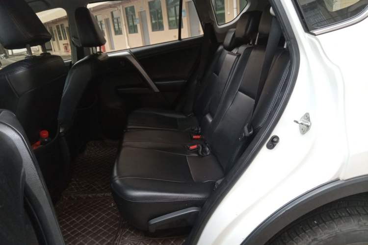 Used Toyota RAV4 2016 2.0L CVT Two-Wheel Drive Urban Edition China V Standard Left Rear Seat