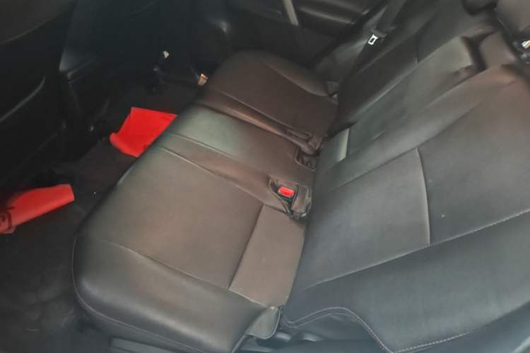 Used Toyota RAV4 2016 2.0L CVT Two-Wheel Drive Fashion Edition China V Standard Left Rear Seat