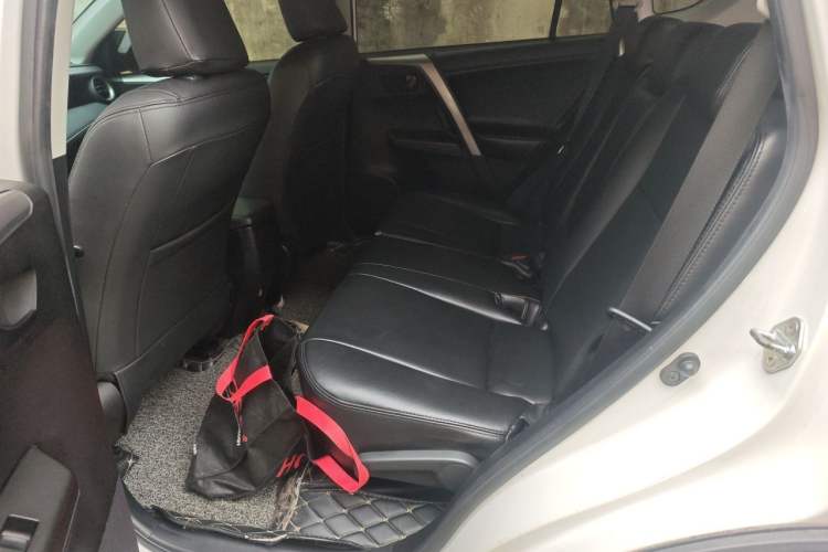 Used Toyota RAV4 2016 2.0L CVT Two-Wheel Drive Fashion Edition China V Standard Left Rear Seat