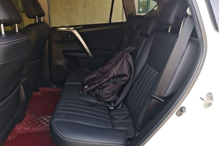 Used Toyota RAV4 2016 2.0L CVT Two-Wheel Drive Comfort Edition China V Standard Left Rear Seat