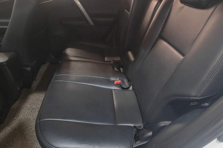 Used Toyota RAV4 2016 2.0L CVT Two-Wheel Drive Fashion Edition China V Standard Left Rear Seat