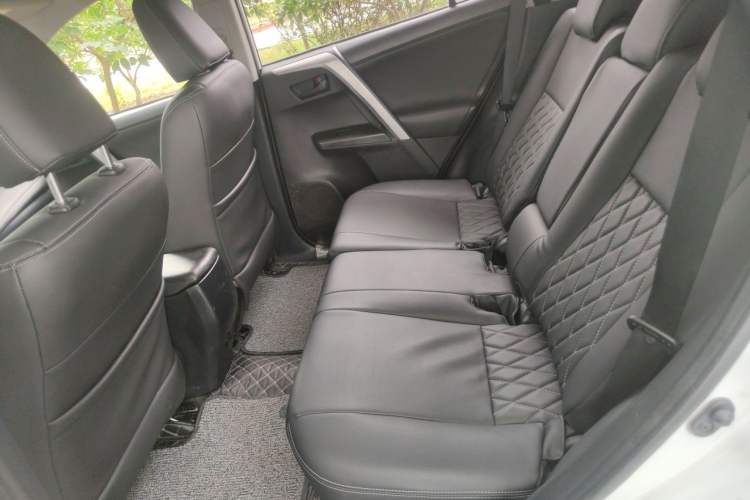 Used Toyota RAV4 2016 2.0L CVT Two-Wheel Drive Fashion Edition China V Standard Left Rear Seat