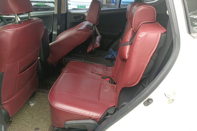 Used Toyota RAV4 2016 2.0L CVT Two-Wheel Drive Fashion Edition China V Standard Left Rear Seat