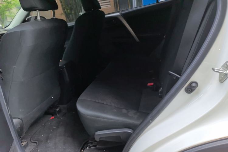 Used Toyota RAV4 2016 2.0L CVT Two-Wheel Drive Comfort Edition China V Standard Left Rear Seat