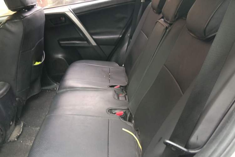 Used Toyota RAV4 2016 2.0L CVT Two-Wheel Drive Comfort Edition China V Standard Left Rear Seat