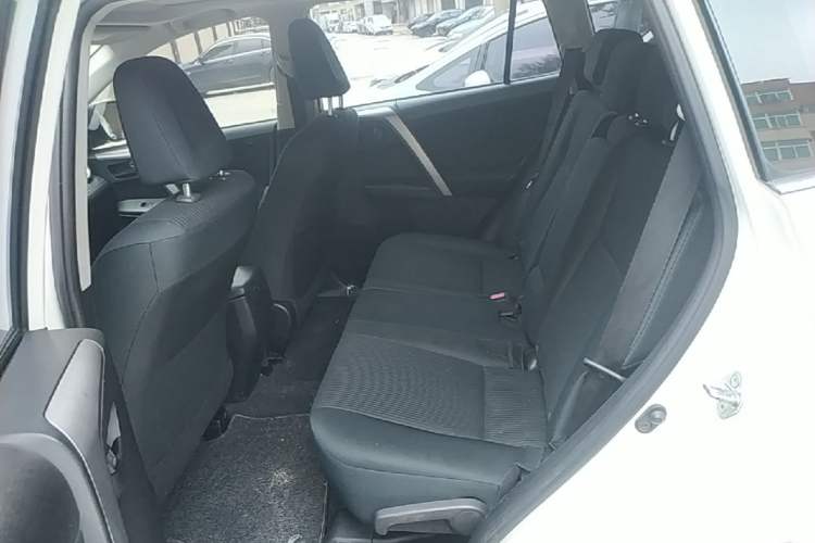 Used Toyota RAV4 2016 2.0L CVT Two-Wheel Drive Fashion Edition China V Standard Left Rear Seat