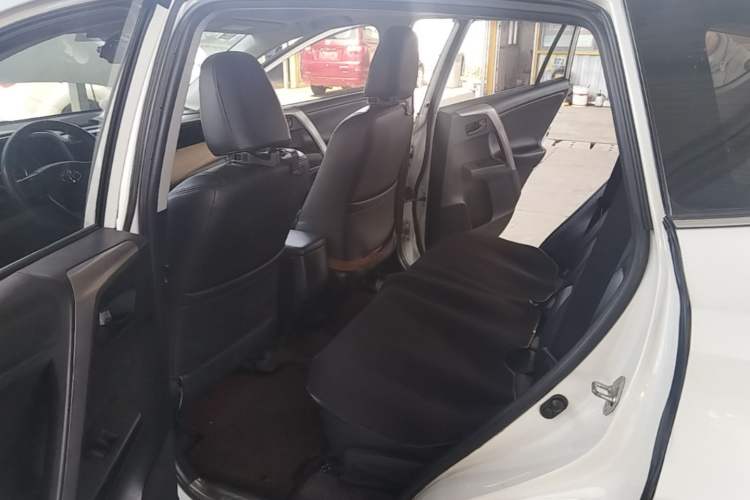 Used Toyota RAV4 2016 2.0L CVT Two-Wheel Drive Fashion Edition China V Standard Left Rear Seat