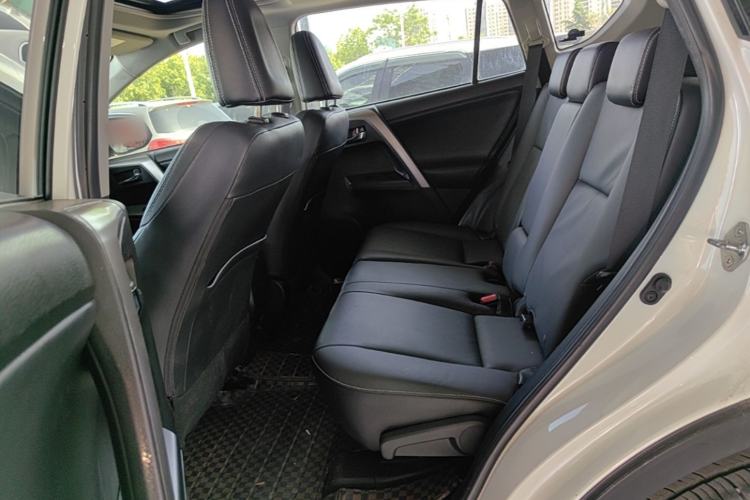 Used Toyota RAV4 2016 2.0L CVT Two-Wheel Drive Smart Edition China V Standard Left Rear Seat