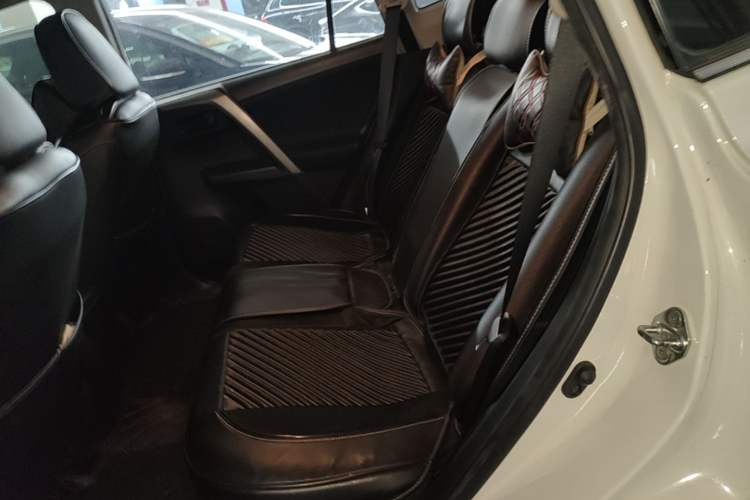 Used Toyota RAV4 2016 2.0L CVT Two-Wheel Drive Fashion Edition China V Standard Left Rear Seat