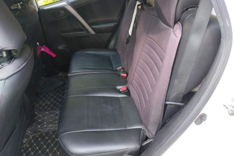 Used Toyota RAV4 2016 2.0L CVT Two-Wheel Drive Fashion Edition China V Standard Left Rear Seat