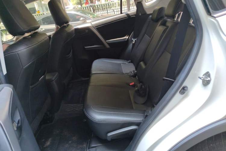 Used Toyota RAV4 2016 2.0L CVT Two-Wheel Drive Fashion Edition China V Standard Left Rear Seat