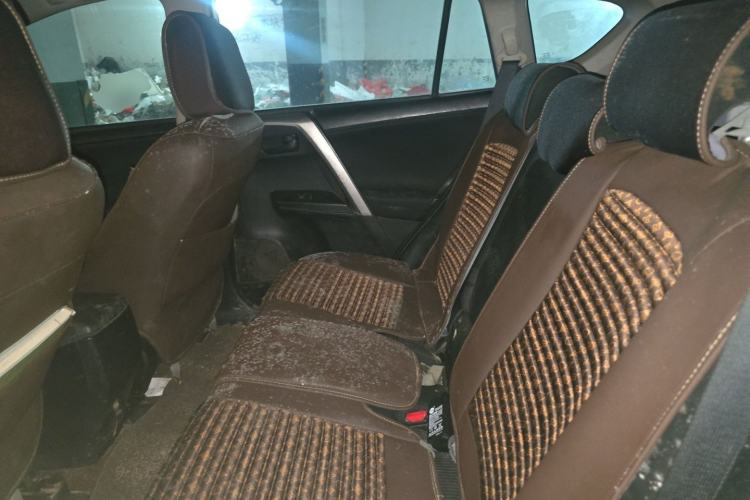 Used Toyota RAV4 2016 2.0L CVT Two-Wheel Drive Fashion Edition China V Standard Left Rear Seat