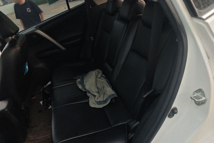 Used Toyota RAV4 2016 2.0L CVT Two-Wheel Drive Fashion Edition China V Standard Left Rear Seat
