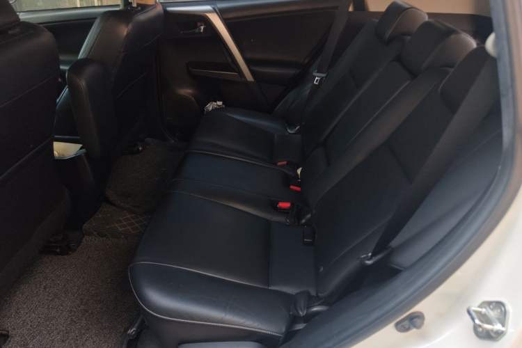 Used Toyota RAV4 2016 2.0L CVT Two-Wheel Drive Smart Edition China V Standard Left Rear Seat