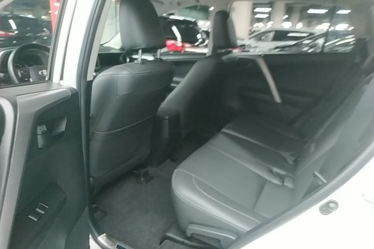 Used Toyota RAV4 2016 2.0L CVT Two-Wheel Drive Fashion Edition China V Standard Left Rear Seat