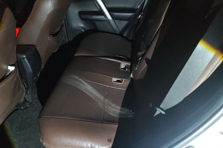 Used Toyota RAV4 2016 2.0L CVT Two-Wheel Drive Fashion Edition China V Standard Left Rear Seat