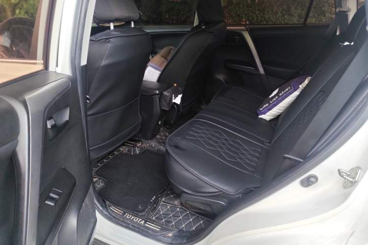 Used Toyota RAV4 2016 2.0L CVT Two-Wheel Drive Fashion Edition China V Standard Left Rear Seat