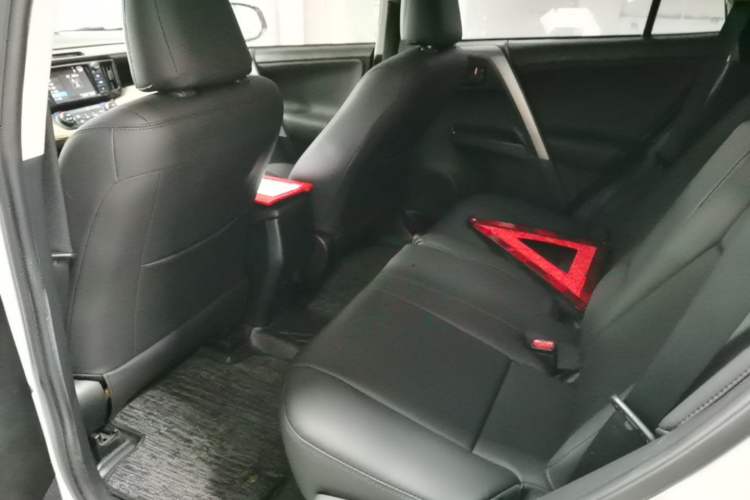 Used Toyota RAV4 2016 2.0L CVT Two-Wheel Drive Fashion Edition China V Standard Left Rear Seat