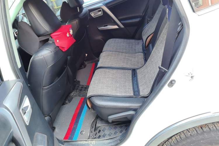 Used Toyota RAV4 2016 2.0L CVT Two-Wheel Drive Fashion Edition China V Standard Left Rear Seat