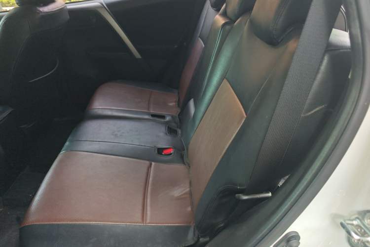 Used Toyota RAV4 2016 2.0L CVT Two-Wheel Drive Fashion Edition China V Standard Left Rear Seat