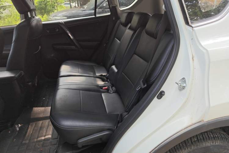 Used Toyota RAV4 2016 2.0L CVT Two-Wheel Drive Fashion Edition China V Standard Left Rear Seat
