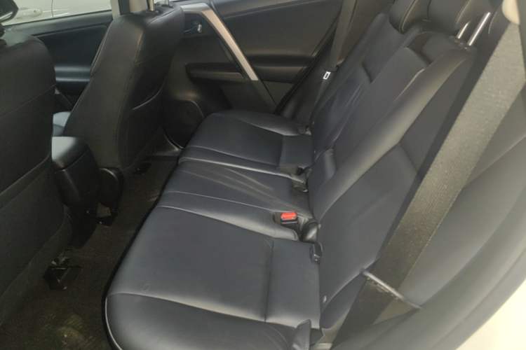 Used Toyota RAV4 2016 2.0L CVT Two-Wheel Drive Smart Edition China V Standard Left Rear Seat