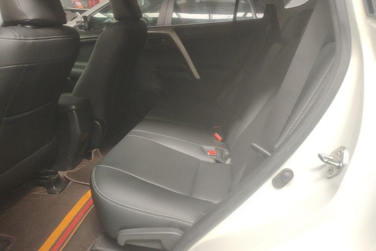 Used Toyota RAV4 2016 2.0L CVT Two-Wheel Drive Comfort Edition China V Standard Left Rear Seat