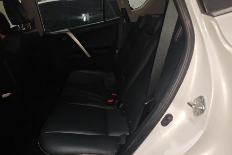 Used Toyota RAV4 2016 2.0L CVT Two-Wheel Drive Comfort Edition China V Standard Left Rear Seat