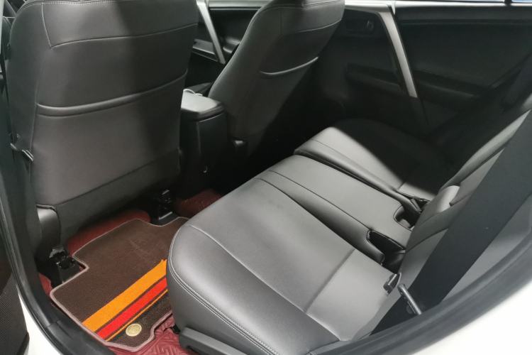 Used Toyota RAV4 2016 2.0L CVT Two-Wheel Drive Fashion Edition China V Standard Left Rear Seat