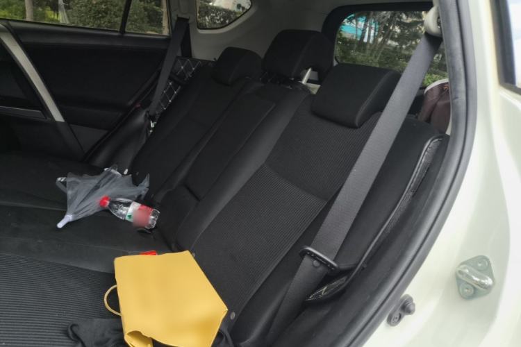 Used Toyota RAV4 2016 2.0L CVT Two-Wheel Drive Fashion Edition China V Standard Left Rear Seat