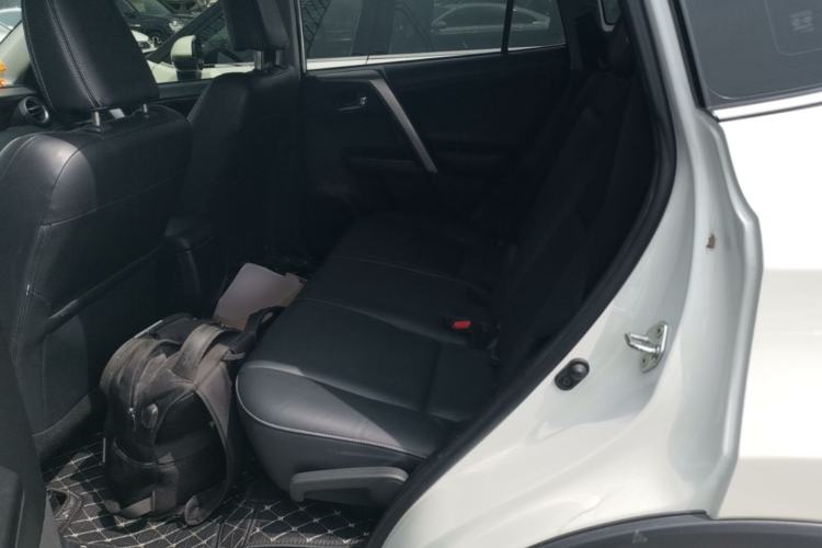 Used Toyota RAV4 2016 2.0L CVT Two-Wheel Drive Smart Edition China V Standard Left Rear Seat