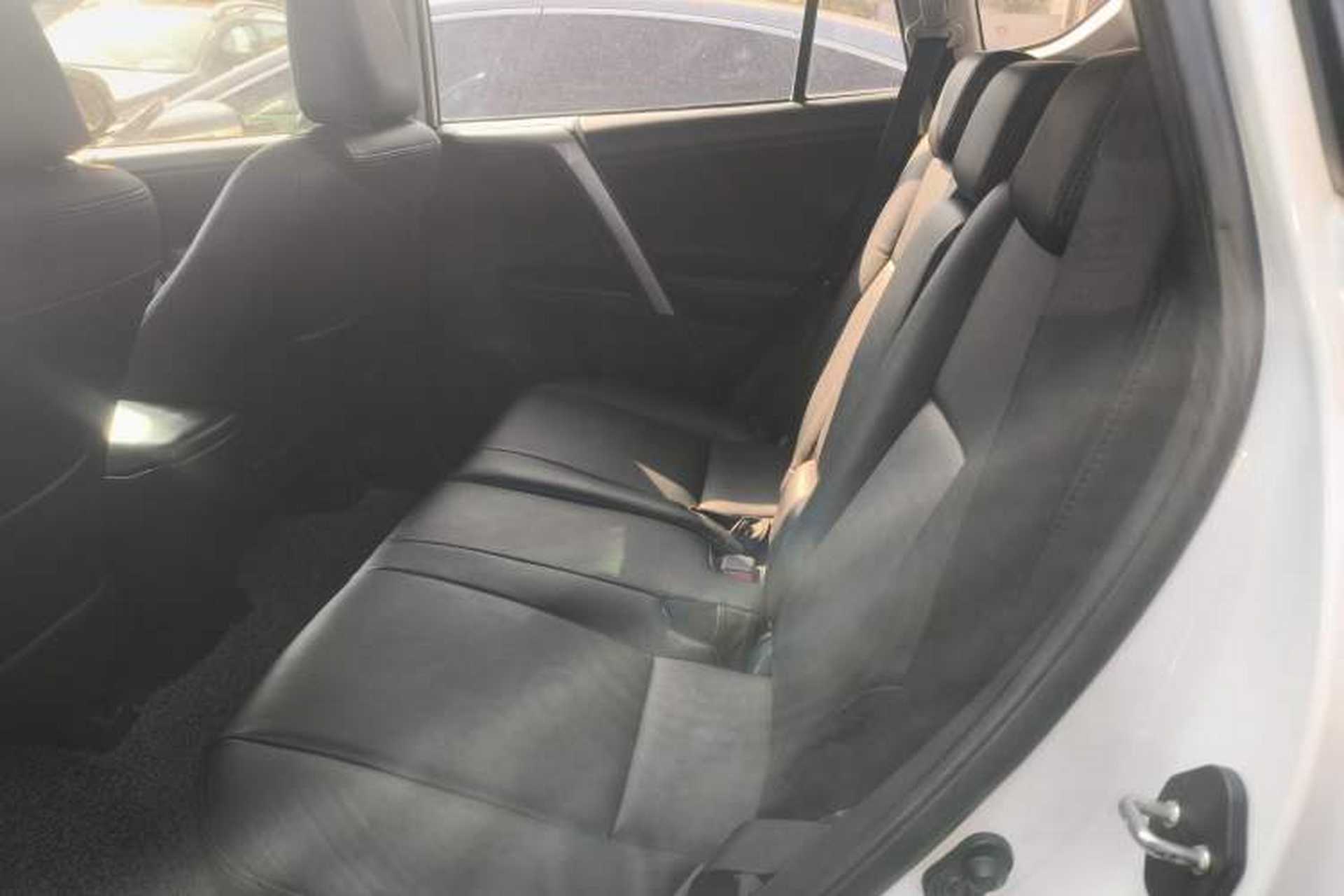 Used Toyota RAV4 2016 2.0L CVT Two-Wheel Drive Fashion Edition China V Standard Left Rear Seat