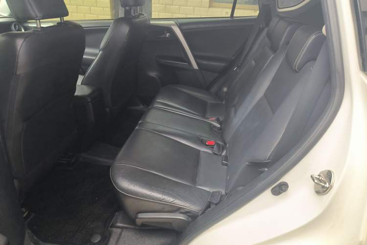 Used Toyota RAV4 2016 2.0L CVT Two-Wheel Drive Smart Edition China V Standard Left Rear Seat