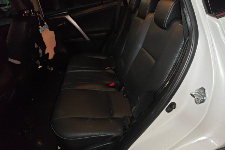 Used Toyota RAV4 2016 2.0L CVT Two-Wheel Drive Smart Edition China V Standard Left Rear Seat