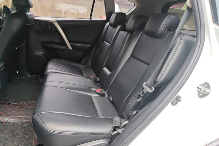 Used Toyota RAV4 2016 2.0L CVT Two-Wheel Drive Fashion Edition China V Standard Left Rear Seat