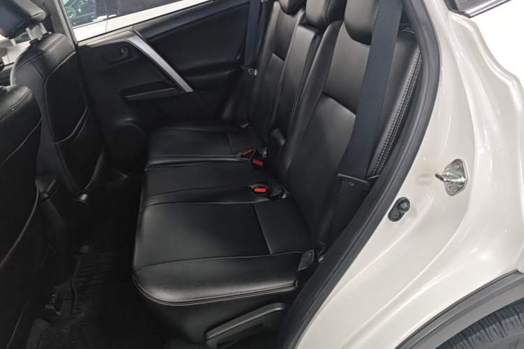 Used Toyota RAV4 2016 2.0L CVT Two-Wheel Drive Fashion Edition China V Standard Left Rear Seat