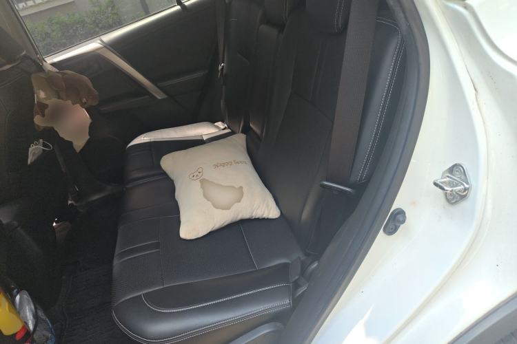 Used Toyota RAV4 2016 2.0L CVT Two-Wheel Drive Fashion Edition China V Standard Left Rear Seat