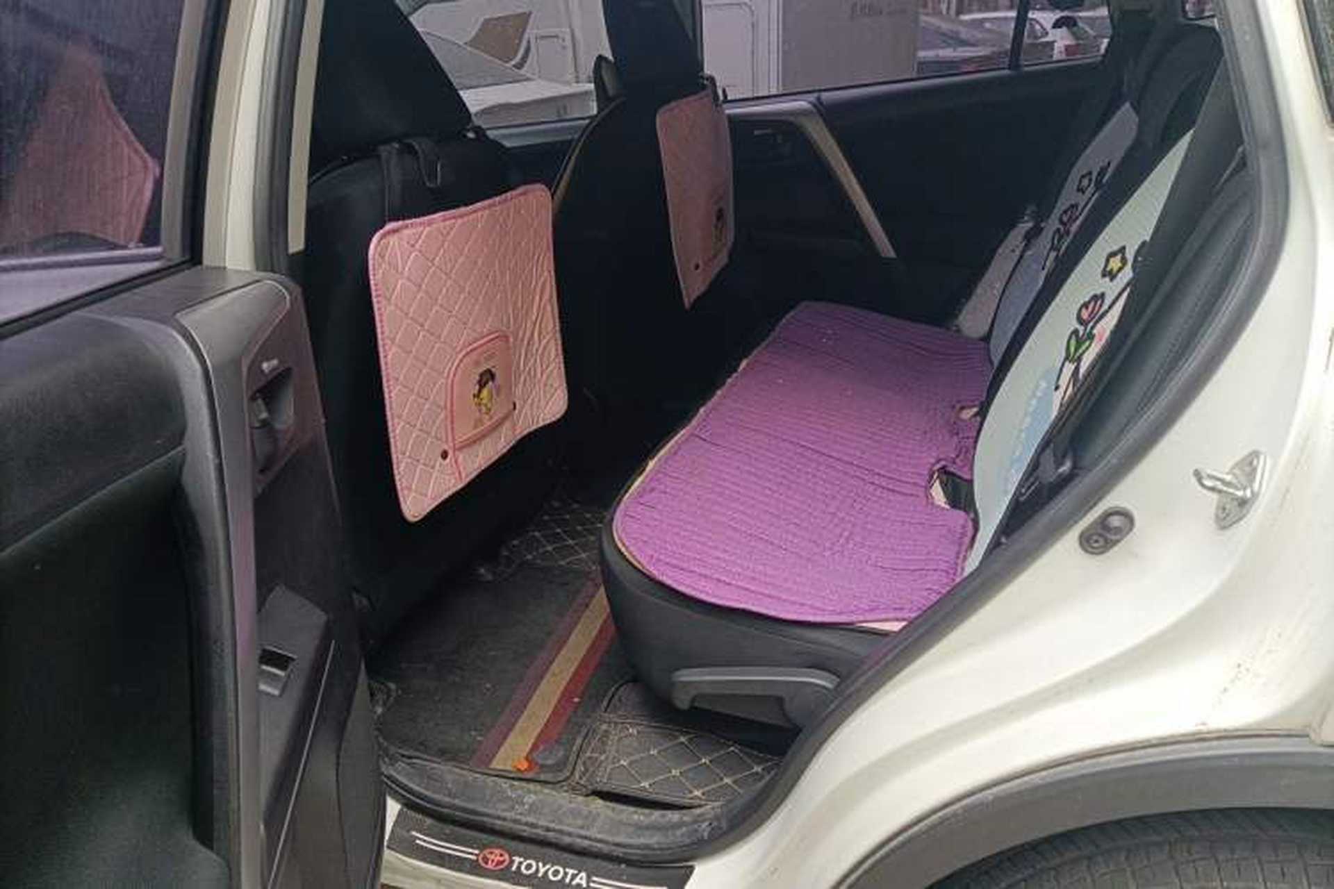 Used Toyota RAV4 2016 2.0L CVT Two-Wheel Drive Comfort Edition China V Standard Left Rear Seat